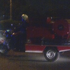 Motor Roda Tiga Pemadam Kebakaran Unjuk Gaya