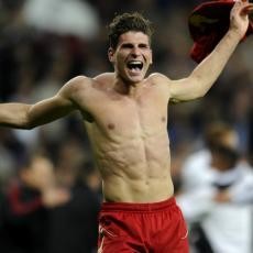 Gomez Mengejar Messi