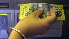 Astaga! Jari-jari Wanita Tua Nyangkut di Mesin ATM