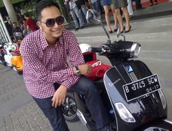 Wingky Wiryawan Pakai Vespa Buat Bergaya