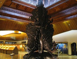Unik, Pohon Raksasa Berukiran Cantik di Museum Indonesia!