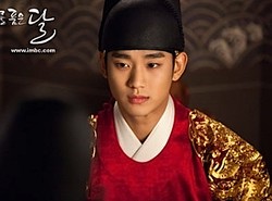 Kostum Kim Soo Hyun dalam Syuting CF