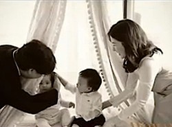 Lee Young Ae Perlihatkan Foto Anak Kembarnya