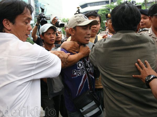 Bukk...Pengawal Anas Pukuli Wartawan