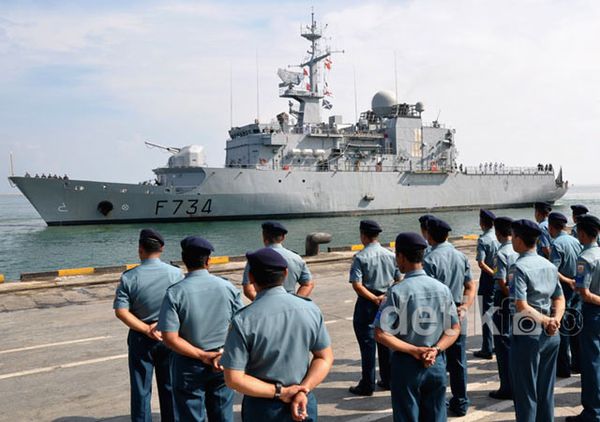Kapal Perang Prancis Berlabuh di Makassar
