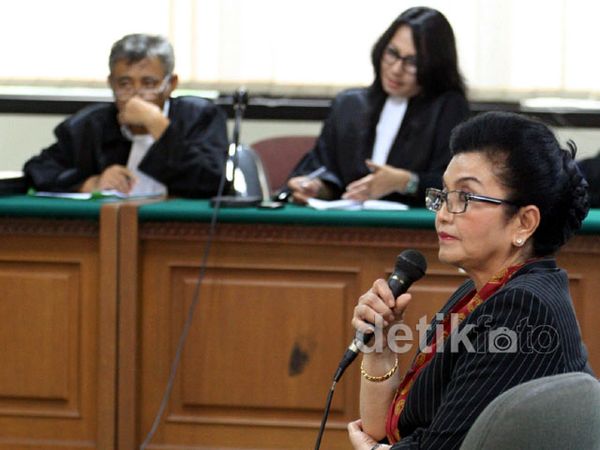 Siti Fadilah Bersaksi Kasus Korupsi Alkes