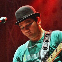 Rumah Kemalingan, Adam Sheila on 7 Kehilangan Bass Kesayangan