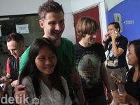 Secondhand Serenade Diserbu Penggemar