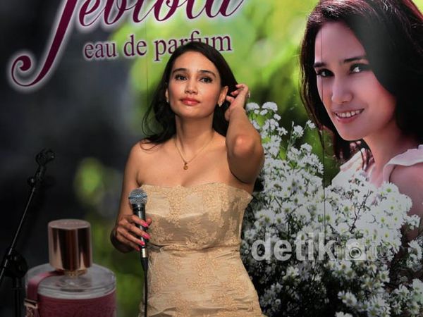 Feby Febiola Rilis Parfum