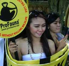 Wow! Wanita Cantik Kritik Pembunuhan Satwa Liar