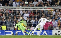 Madrid tidak kuasa kembali mengikis ketinggalan karena bola sepakan Ramos melambung. Reuters/Juan Medina.