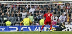 Schweinsteiger akhirnya memastikan kemenangan Bayern usai bola sepakannya bersarang di dalam gawang Madrid. Reuters/Juan Medina.