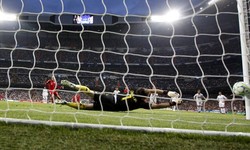 Bayern membalas melalui gol Arjen Robben dari titik putih pada menit 27. Reuters/Susana Vera