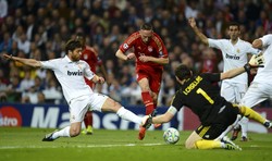 Franck Ribery yang mendapat pengawalam ketat dari Xabi Alonso berusaha membobol gawang Madrid. Reuters/Felix Ordonez.