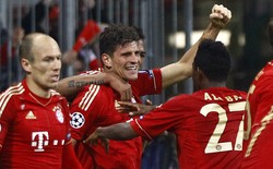 Alaba merayakan gol bersama Mario Gomez dan Arjen Robben. Dalam babak adu penalti, Alaba sukses merobek jala Madrid. Reuters/Ralph Orlowski.