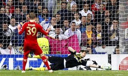 Penendang ketiga Bayern, Kroos, gagal menunaikan tugas setelah bola sepakannya dihadang Casillas. Reuters/Juan Medina.