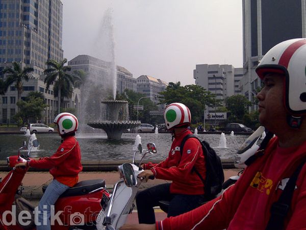Asyiknya Keliling Jakarta Naik Vespa
