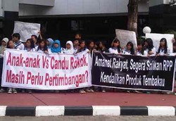 Gelar Aksi di Kemenkes, YLKI Tuntut RPP Tembakau Segera Disahkan