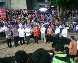  Diguyur Hujan, Acara Debat Cagub DKI Pindah ke Bawah Pohon