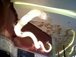 Naga Kristal Swarovsky Sambut Tamu The Trans Luxury Hotel