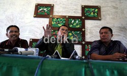 Penunjukkan Ramadhan Pohan, dinilai berbau unsur politik karena mencampuri politisi di dalam organisasi sepakbola. Terlebih dirinya memang berkancah di dunia politik sebagi anggota DPR dari Partai Demokrat.