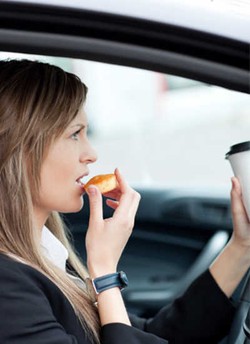 Kalau Ingin Tetap Ramping Hindari Kebiasaan Makan Ini!