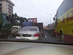 Evakuasi 3 Kendaraan di KM 3 Tol Tomang Arah Kebon Jeruk, Macet 5 Km