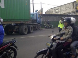 Kontainer Melintang di KM 34 Jalan Raya Jakarta-Bogor, Lalin Macet