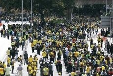 Demo Besar-besaran di Malaysia, Mobil Polisi Dijungkir Balik Massa