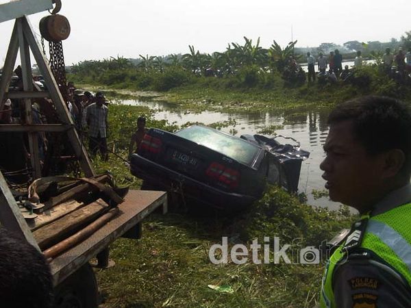 Volvo Tabrak Motor, 5 Orang Tewas