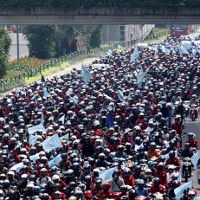 Sambut May Day, Buruh Siapkan Spanduk, Poster dan Helm