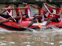 Diguyur Hujan Lomba Dayung Tetap  Meriah