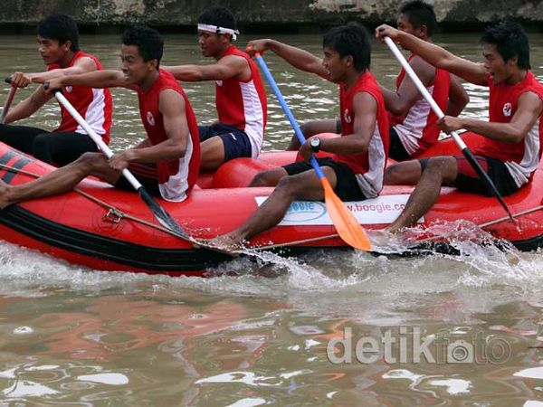 Diguyur Hujan Lomba Dayung Tetap  Meriah Diguyur Hujan Lomba Dayung Tetap  Meriah