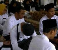 Kunjungi Cirebon, Ini Dia Dahlan Iskan Saat Mengaji di Makam
