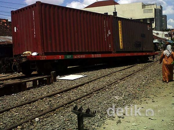 Kereta  Anjlok di Jalan Jakarta