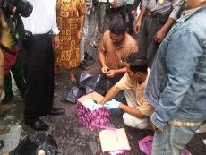 Kardus Pink Gegerkan Warga, Dikira Bom Ternyata Sampah Kado