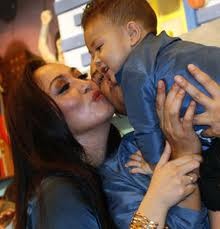 Hari Ketiga di Tahanan KPK, Angie Dibesuk Ibu Mertua & Keanu