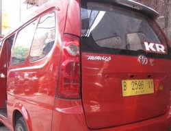 Toyota Pasrah Bodi Avanza Nempel di Angkot