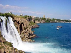Pemandangan Cantik di 7 Air Terjun yang Langsung Turun ke Laut