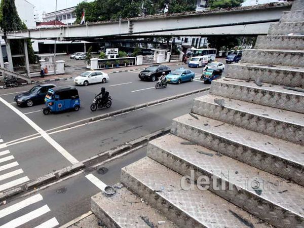 Ups..JPO Gambir Belum Juga Diperbaiki