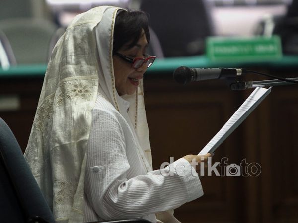 Nunun Nurbaeti Bacakan Pledoi