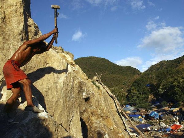 Memecah Batu, Berharap Emas