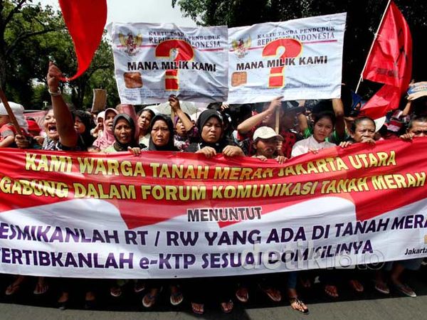 Warga Plumpang Demo Minta Dibuatkan e-KTP