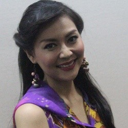 Tessa Kaunang: Dua Anak Saja Repot, Apalagi Tiga