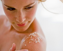 Awas, Cara Scrub yang Salah Bisa Bikin Kulit Keriput 