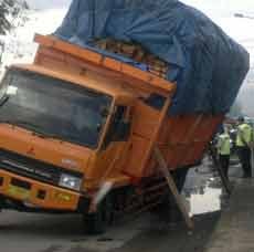 Waspada Truk Miring di Jalan Raya Porong Lama