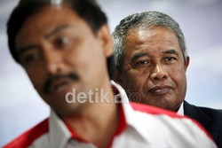 Ketua Umum PSSI Djohar Arifin Husin, berdiri dibelakang Menegpora Andi Alifian Mallarangeng, usai memberikan laporan mengenai pertemuan tim task force dari AFC.