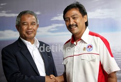Ketua Umum PSSI Djohar Arifin Hussin (kiri, bersalaman setelah diterima langsung oleh Menegpora Andi Alifian Mallarangeng (kanan).