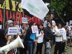 Kerabat Menangis di Kedubes Malaysia, Tak Terima 3 TKI Ditembak Mati