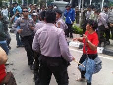May Day Dimeriahkan Penyanyi, Buruh & Polisi di Samarinda Joget